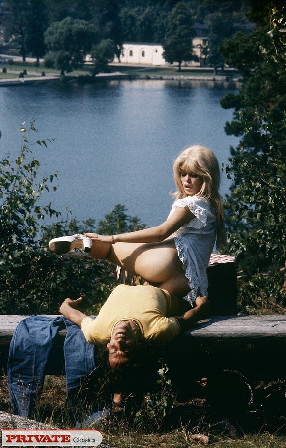 Blonde bombshell with foxy body strips off  - XXX Dessert - Picture 13