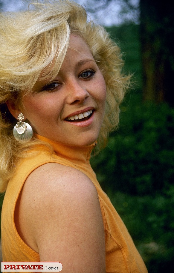 Steaming hot blonde teases a handsome hunte - XXX Dessert - Picture 1