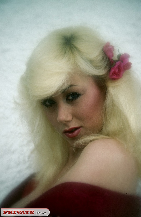Blonde bombshell expose her alluring boobs  - XXX Dessert - Picture 2