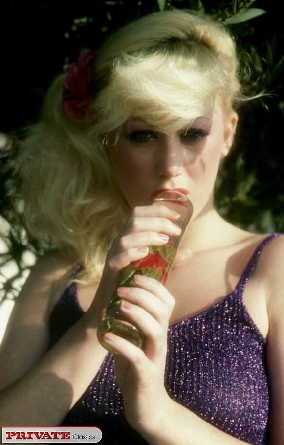 Blonde bombshell expose her alluring boobs  - XXX Dessert - Picture 3