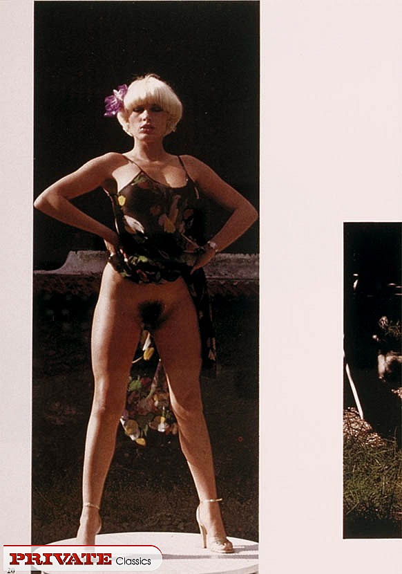 Blonde bombshell lays down on a brown and w - XXX Dessert - Picture 5