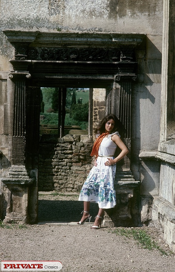 Beautiful babe pose her stunning body outdo - XXX Dessert - Picture 1