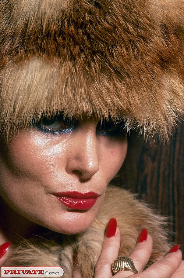 Gorgeous chick shows her sweet boobs and lu - XXX Dessert - Picture 1