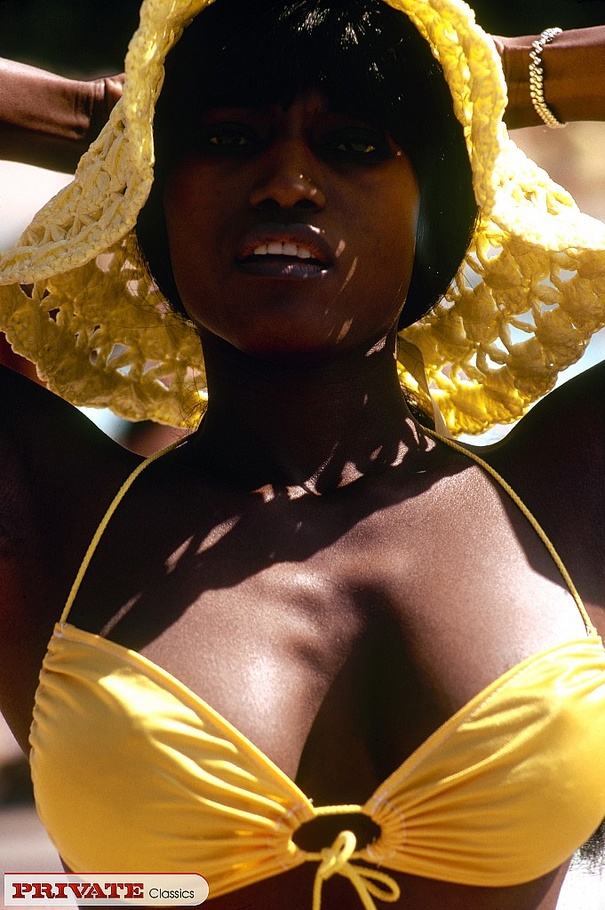 Luscious black hottie displays her alluring - XXX Dessert - Picture 9