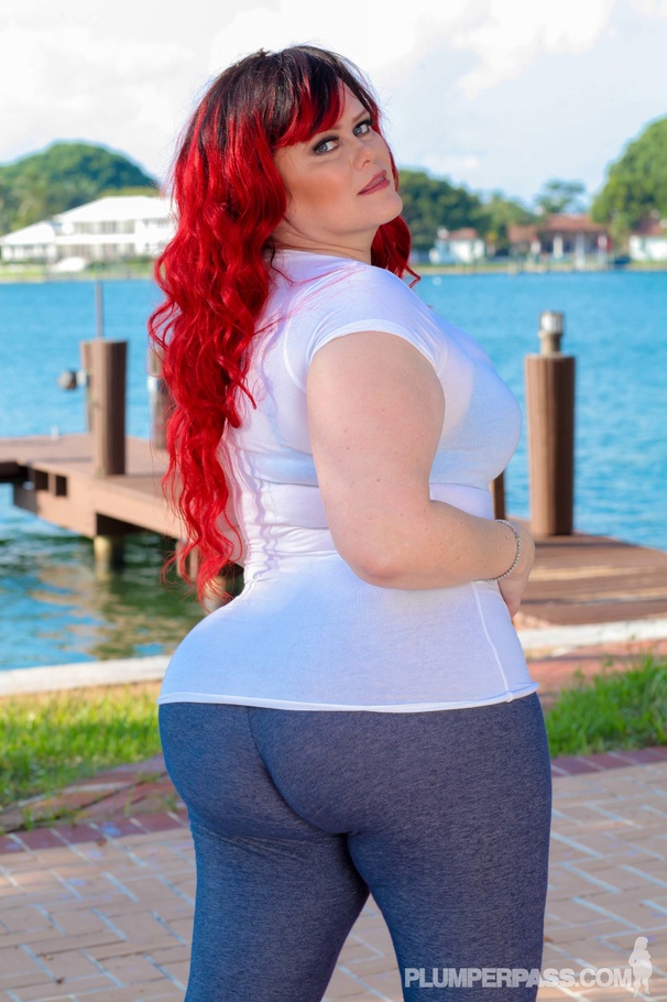Red haired fat chick takes off her white shirt and gray - Picture 2