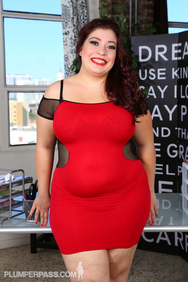 Smoking hot fat chick strips off her red and black dress - Picture 1