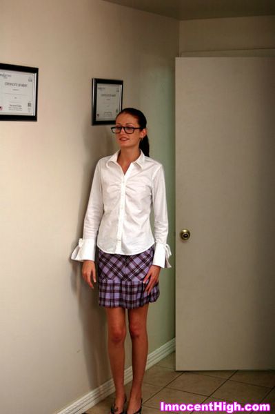 This IT nerd with glasses sucks a stiff dic - XXX Dessert - Picture 1