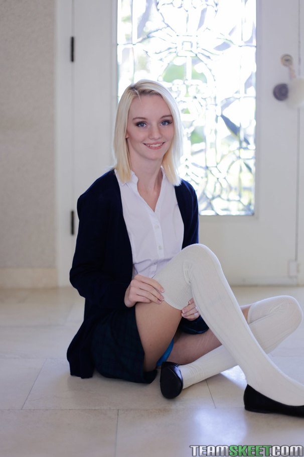 Slim pretty blonde in white shirt and blue  - XXX Dessert - Picture 1