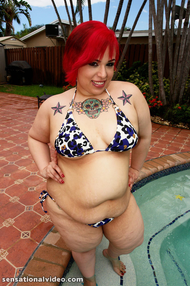 Red haired plumper pose her large body in blue and white - Picture 1