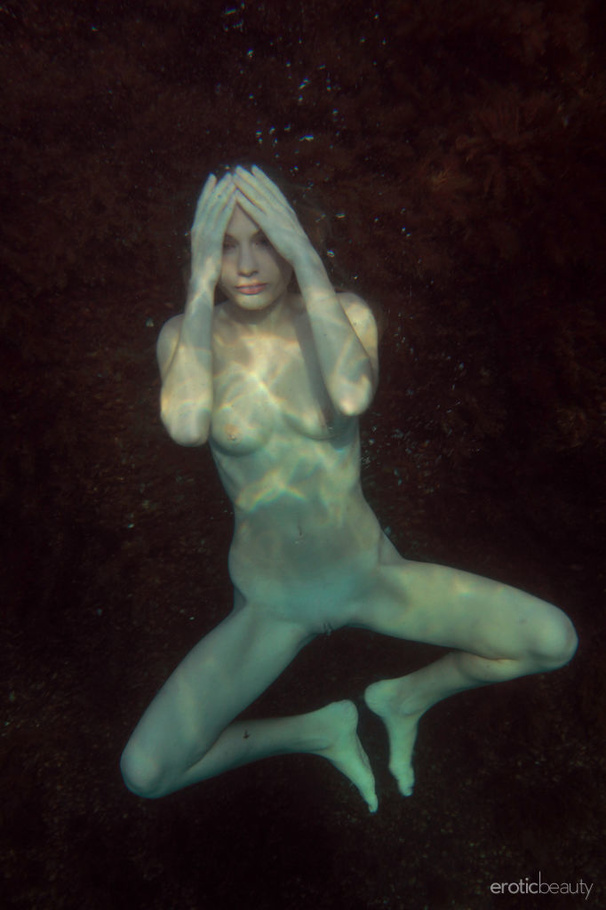 Adventurous blonde goes naked on a warm day - XXX Dessert - Picture 14