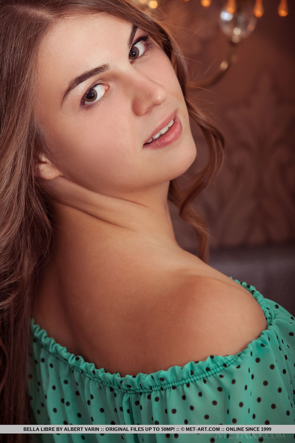 Alluring brunette in green mesh top and nud - XXX Dessert - Picture 1