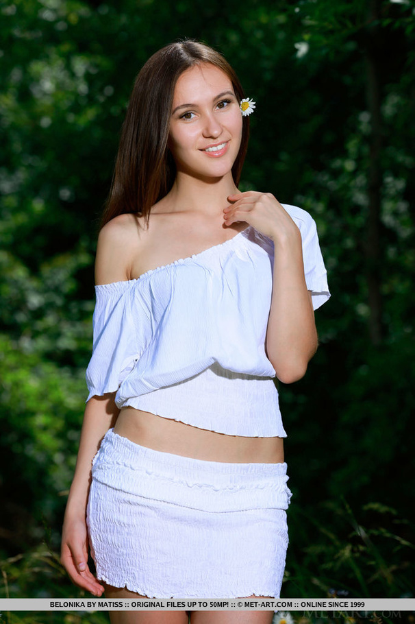 Glamorous brunette in white loose top and s - XXX Dessert - Picture 2
