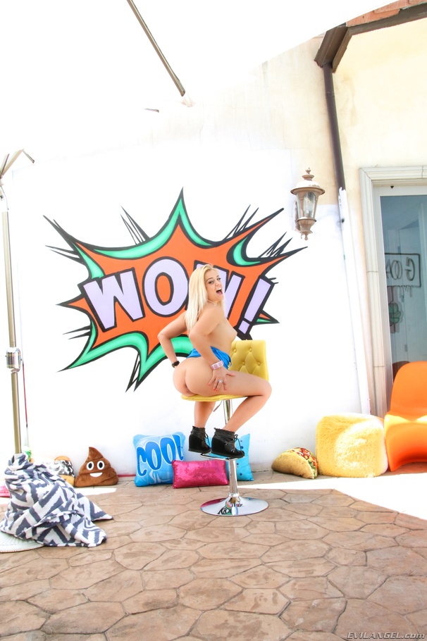 Blonde bombshell pulls down her blue shirt  - XXX Dessert - Picture 7