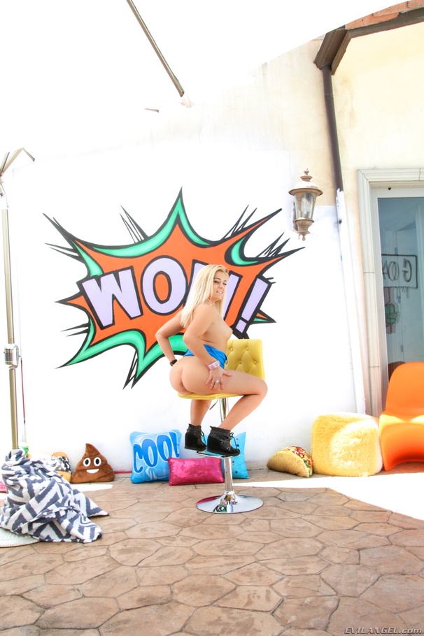 Blonde bombshell pulls down her blue shirt  - XXX Dessert - Picture 8