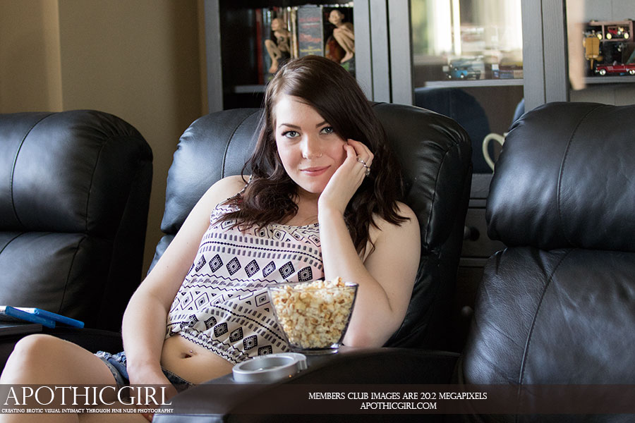 Curvy brunette takes off her jean shorts an - XXX Dessert - Picture 1