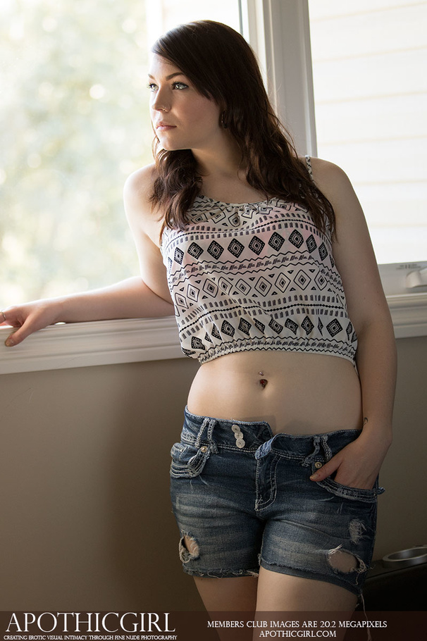 Curvy brunette takes off her jean shorts an - XXX Dessert - Picture 2