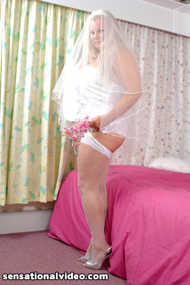 Plus size bride wearing her white veil, nighty, - Picture 1