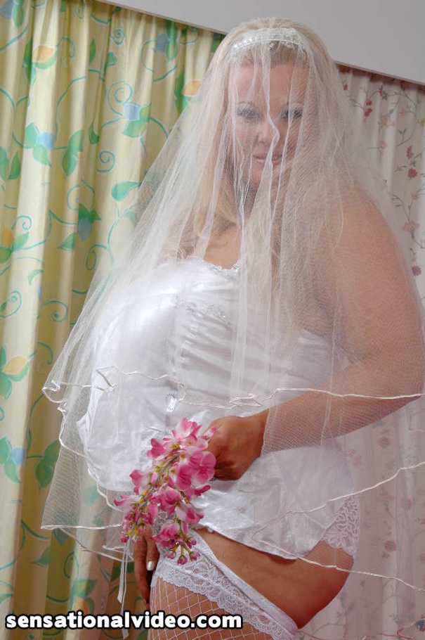Plus size bride wearing her white veil, nighty, - Picture 2