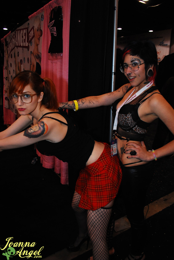 Slutty rocker babes enjoys a nice orgy in t - XXX Dessert - Picture 4