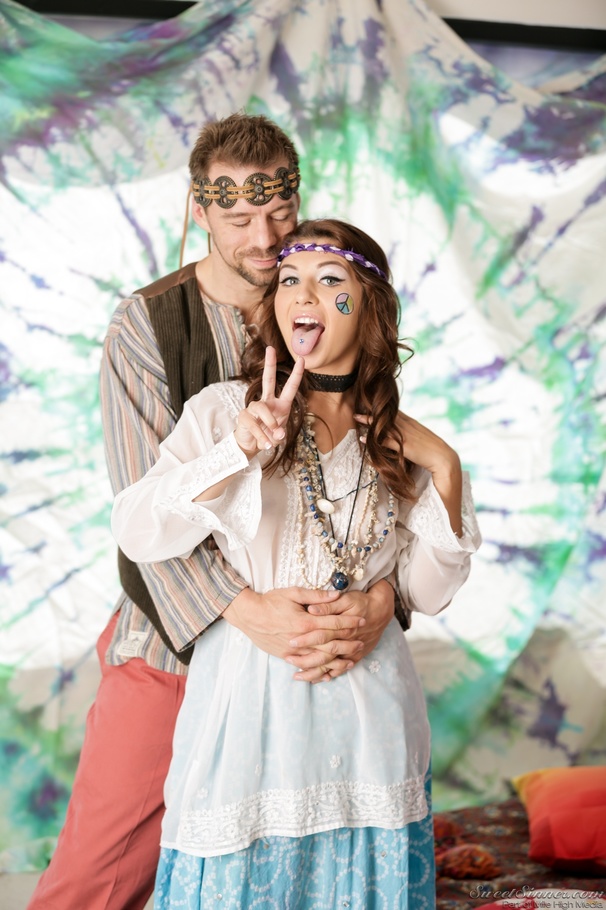 Cute hippie girl is seducing guy with her t - XXX Dessert - Picture 3