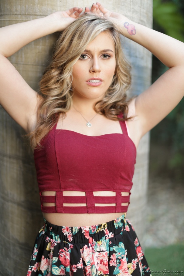 Blonde hottie posing in floral outfit, pink - XXX Dessert - Picture 1