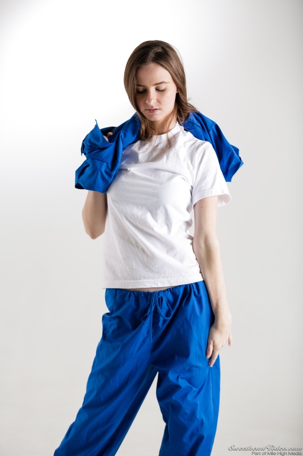 Shapeless blue outfit brunette slowly undre - XXX Dessert - Picture 2