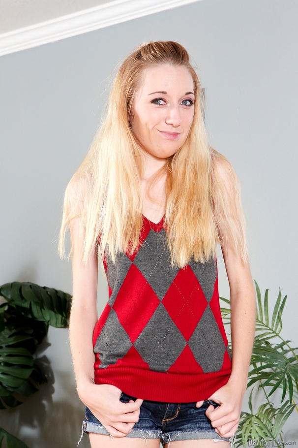 Petite blonde in jeans shorts posing on a c - XXX Dessert - Picture 1