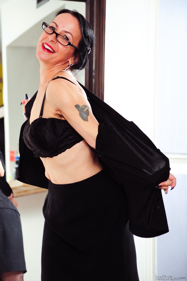 Red lipped mature lady in glasses slowly un - XXX Dessert - Picture 13