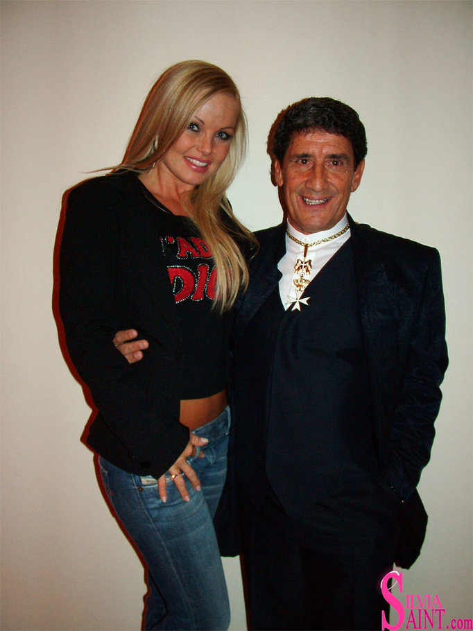 This older blonde gets dressed up and takes photos with her fans - XXXonXXX - Pic 10