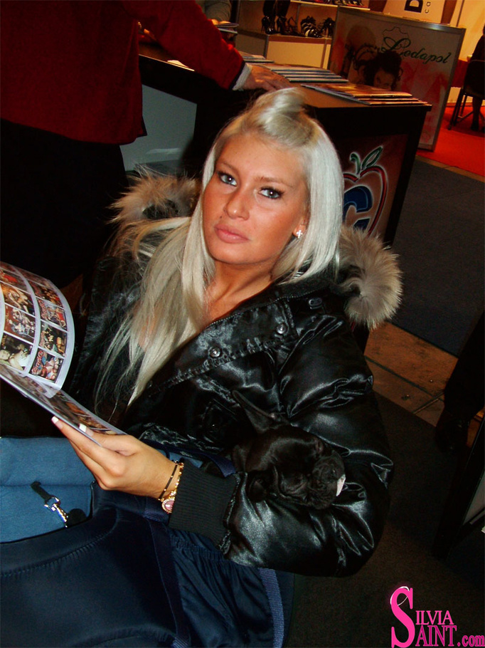 This older blonde gets dressed up and takes photos with her fans - XXXonXXX - Pic 11