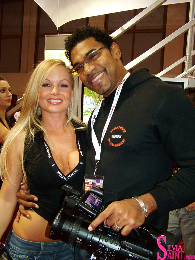 This older blonde gets dressed up and takes photos with her fans - XXXonXXX - Pic 13