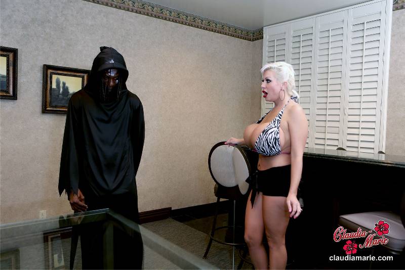 Interracial sex scene featuring a hung vood - XXX Dessert - Picture 6