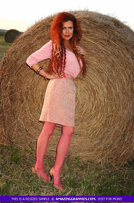 Redhead grandma pose her stunning body by a - XXX Dessert - Picture 2