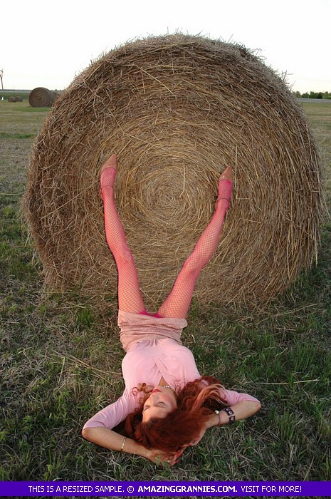 Redhead grandma pose her stunning body by a - XXX Dessert - Picture 10