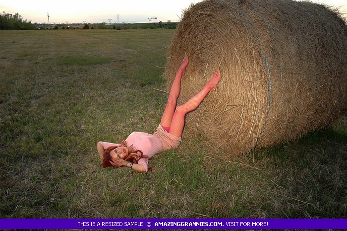 Redhead grandma pose her stunning body by a - XXX Dessert - Picture 11