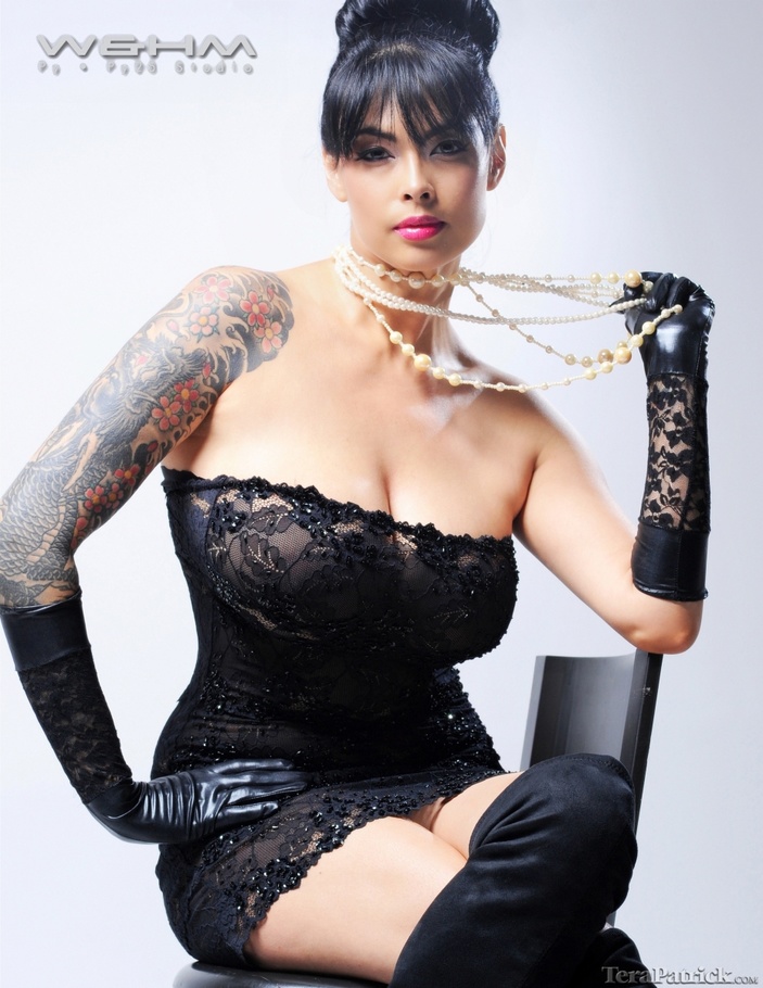 Beautiful woman shows off her hot body in d - XXX Dessert - Picture 11
