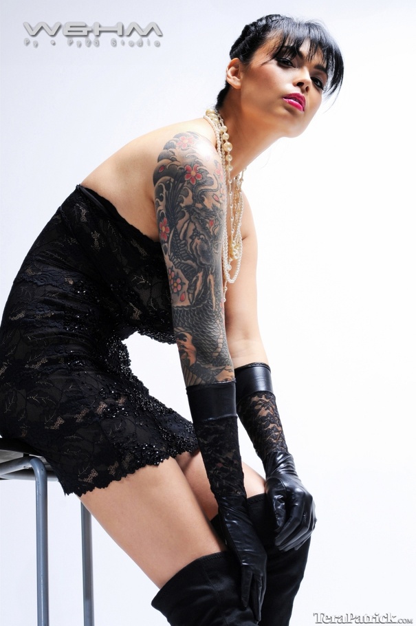 Beautiful woman shows off her hot body in d - XXX Dessert - Picture 13