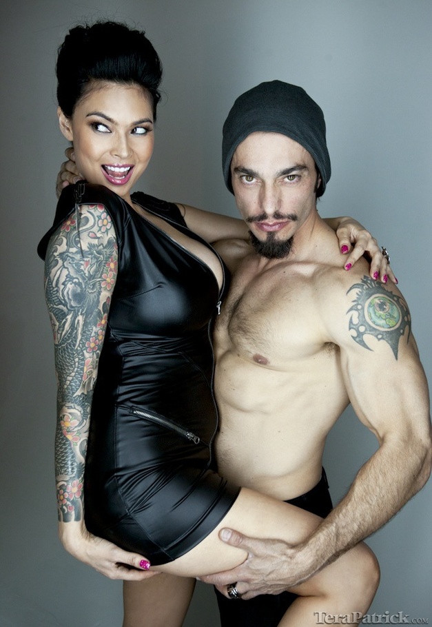 Gorgeous woman in black shows off her cleav - XXX Dessert - Picture 13