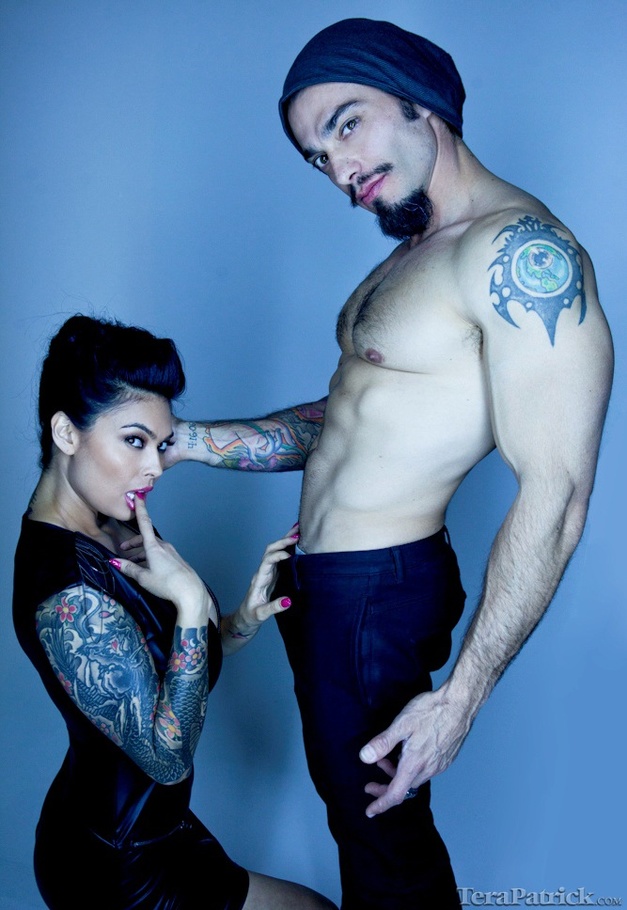 Gorgeous woman in black shows off her cleav - XXX Dessert - Picture 15