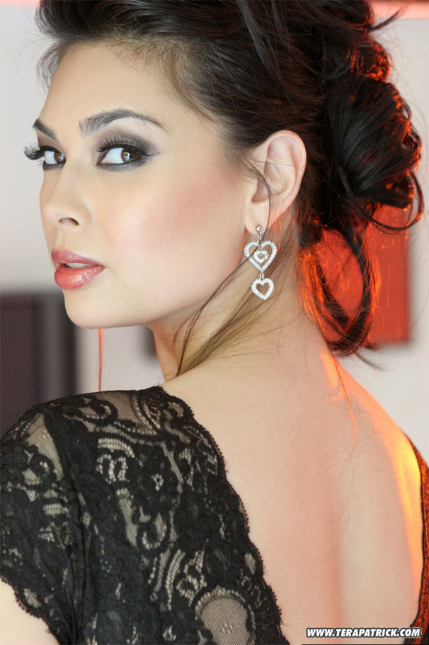 Busty babe in black teases her curves in th - XXX Dessert - Picture 4