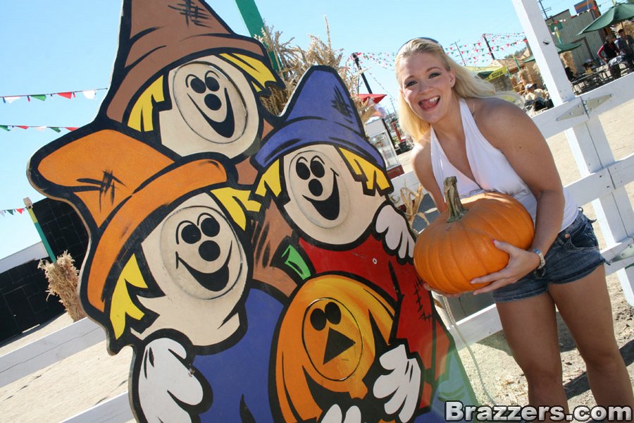 Halloween-centric outdoors fucking session  - XXX Dessert - Picture 3