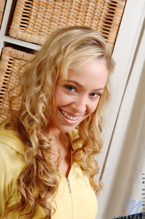 Good-looking brunette in bright green botto - XXX Dessert - Picture 1
