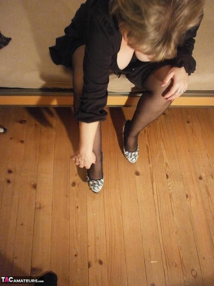 Hot blonde MILF teases with her sexy legs, while wearing dark stockings and red shoes - XXXonXXX - Pic 5