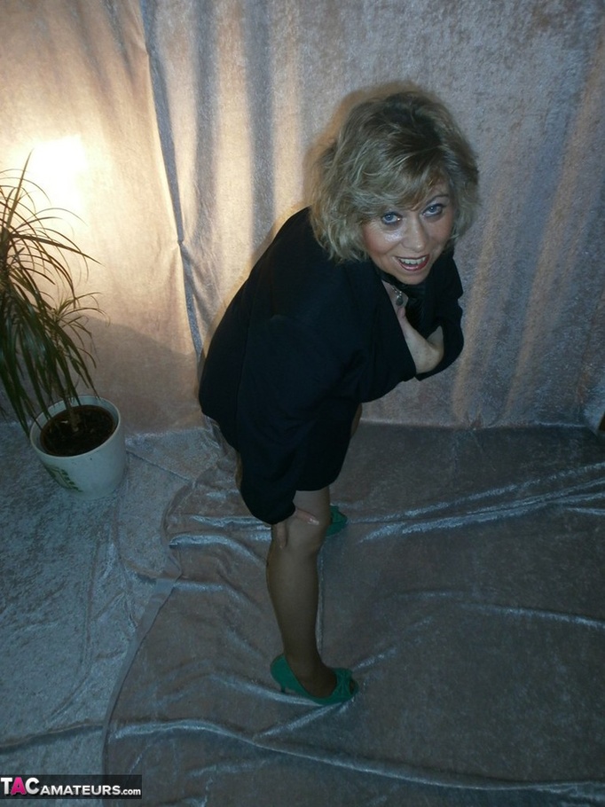 Beautiful blonde cougar undresses herself to expose her mouth watering curves - XXXonXXX - Pic 3