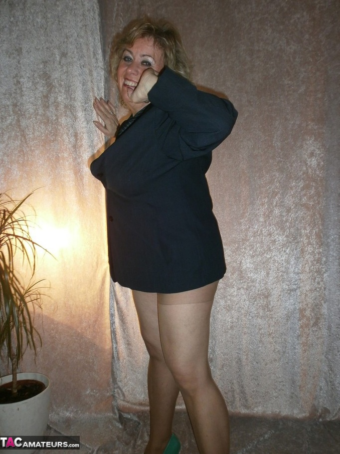 Beautiful blonde cougar undresses herself to expose her mouth watering curves - XXXonXXX - Pic 7