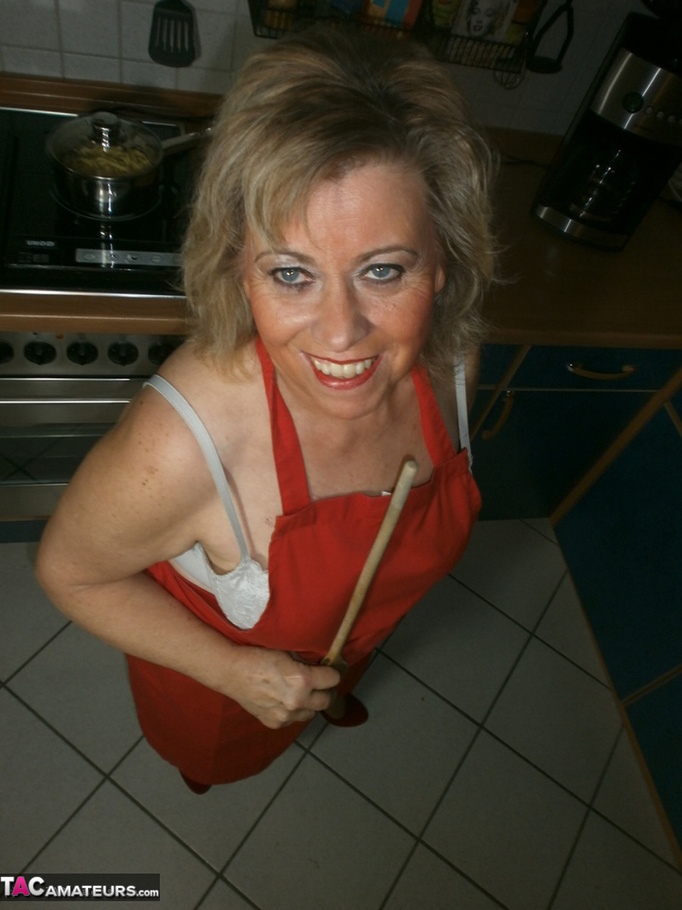 Fat ass blonde housewife fucks her hairy cunt with a  wooden spoon - XXXonXXX - Pic 3