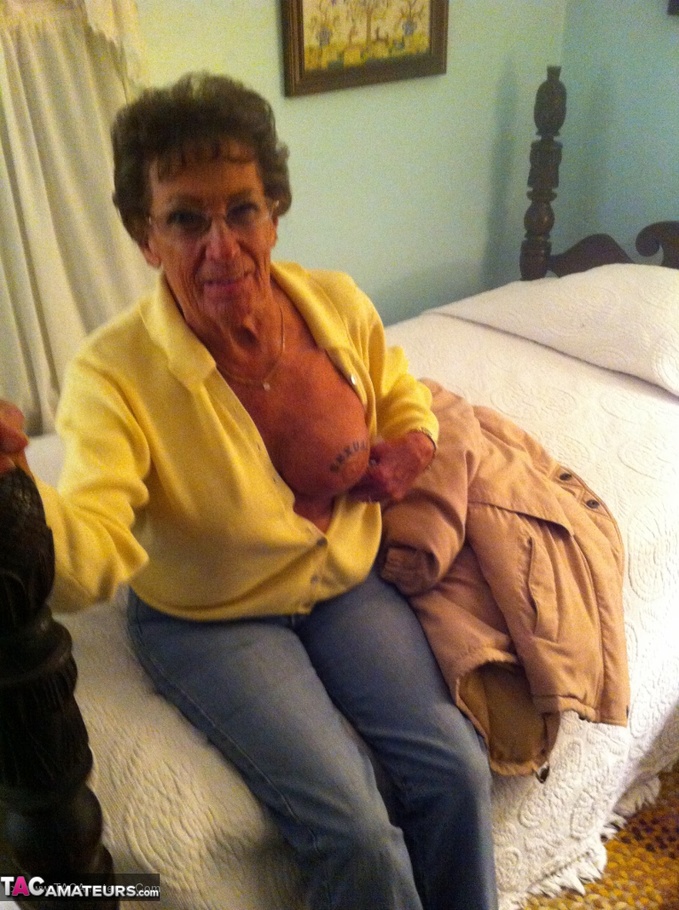 This tattooed slut, with short hair, shows off her wrinkly body - XXXonXXX - Pic 7