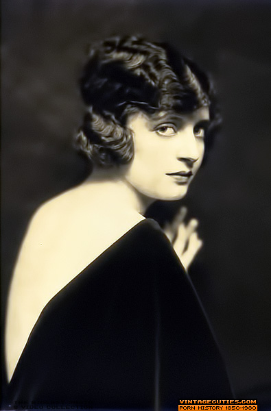 She poses like greek goddess in this this t - XXX Dessert - Picture 2