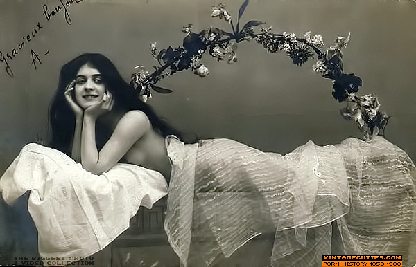 This pale, petite slut with small tits pose - XXX Dessert - Picture 5