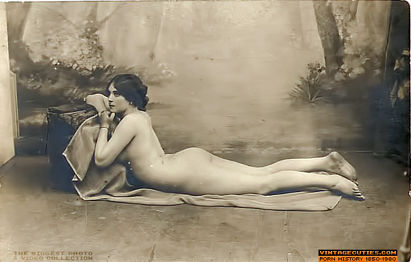 She flashes a smile and poses seductively o - XXX Dessert - Picture 1